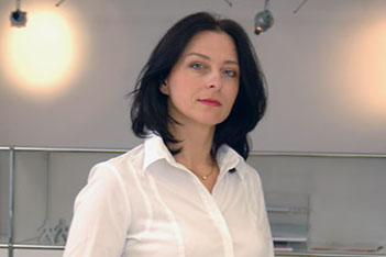 Frau Dr. Schwarz